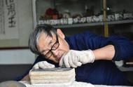2008年，一位74岁的武汉老人在1200元的价格下购买了鸡血石，五年后的鉴定价值达到了惊人的300万