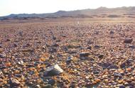 内蒙古的干涸湖床：五彩石的宝藏被忽视